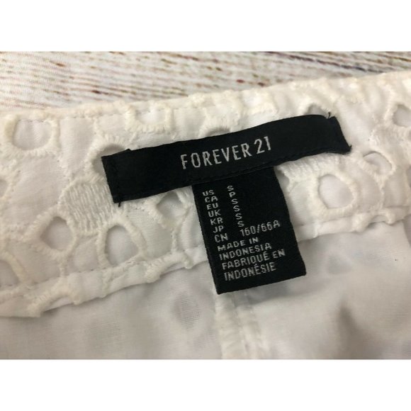 Forever 21 Short Shorts White Small Eyelet Polka Dot Flat Front Pattern Womans - Picture 4 of 6